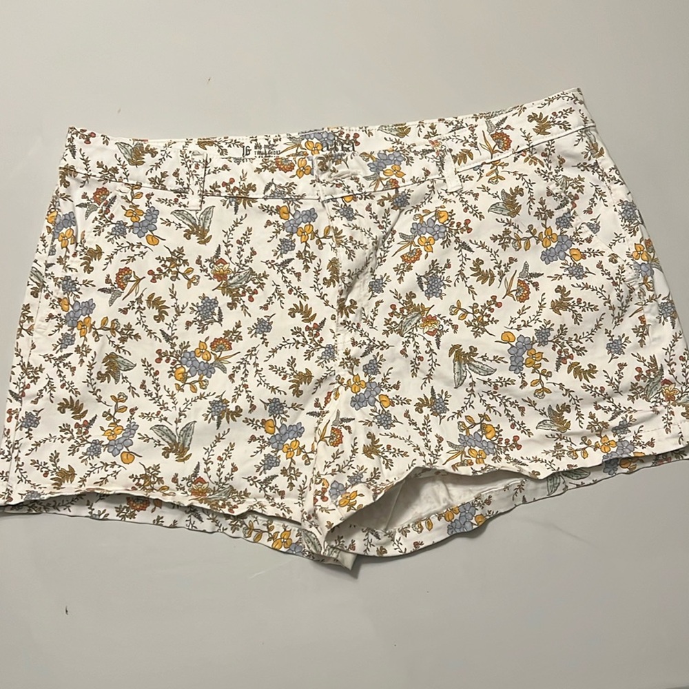 Size 16 white floral shorts with a 3.5 inch inseam.